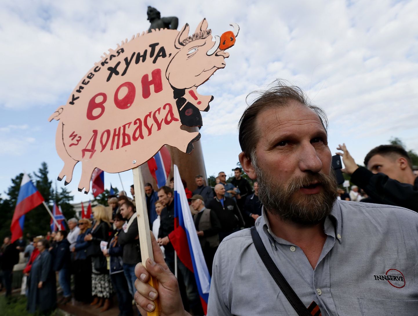 Juunikuine meeleavaldus Moskvas, kus Venemaa tegevuse toetaja kannab loosungit «Kiievi hunta, välja Donbassist!»