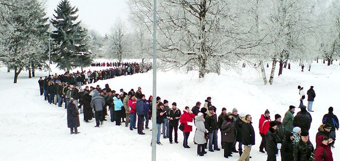 Очередь на ярмарку труда, проходившую в 2010 году на Таллиннском певческом поле.