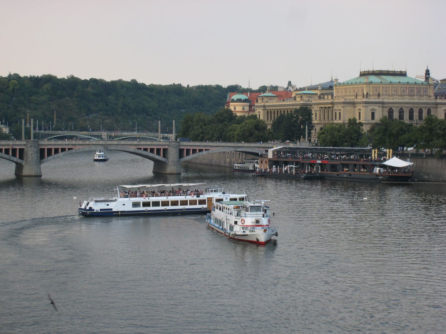 Kaunil Vltava jõel käib elav laevaliiklus. Vee pealt ja sildadelt avaneb kaunis vaade jõe kallastel paiknevale Praha linnale.