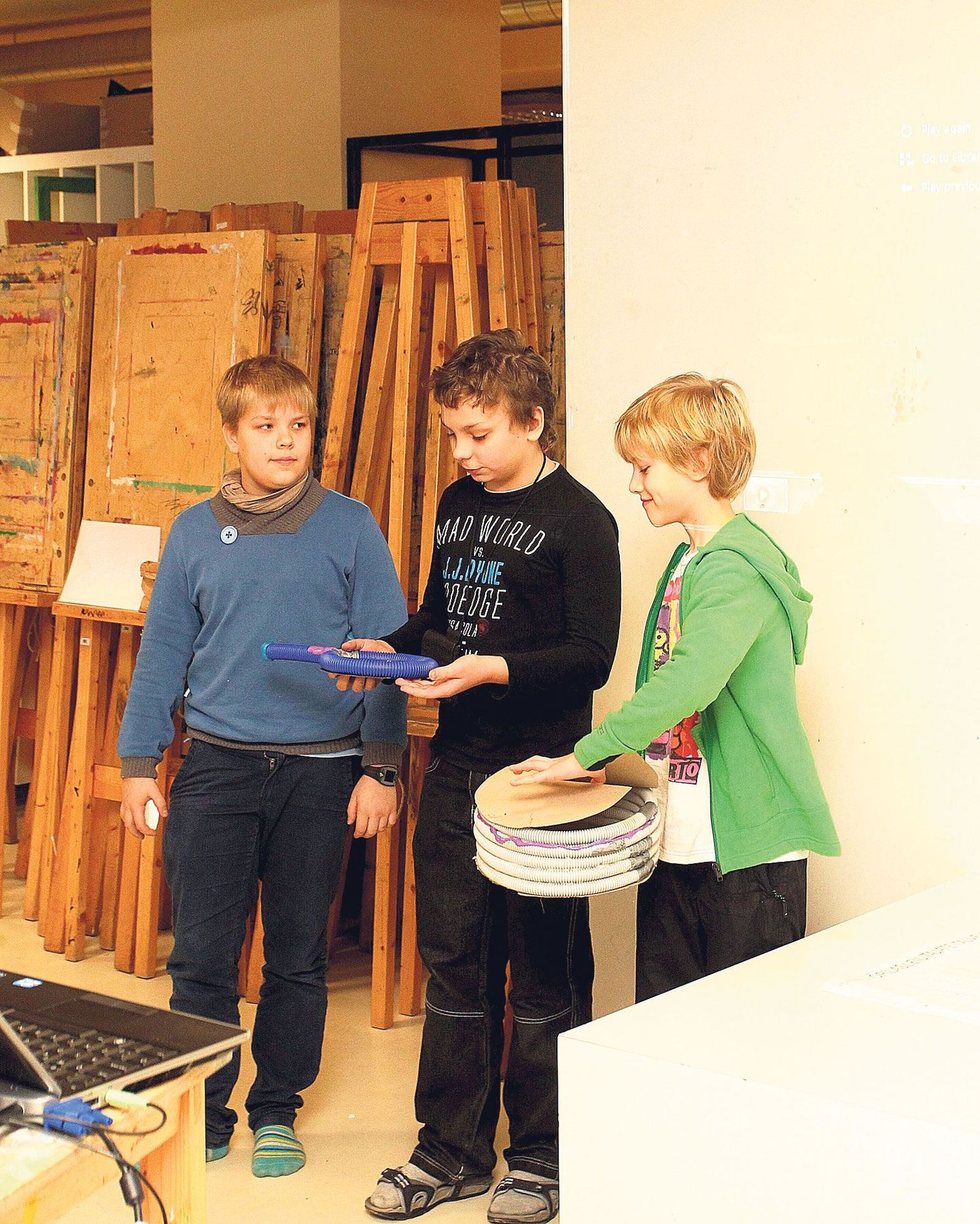 Kaur Oskar Kõrgvee (vasakult), Vootele Mets ja Oskar Tuvike otsustasid lihtsamaks teha elu sööklas ja nad mõtlesid välja mitu materjali köögitarvete jaoks.
