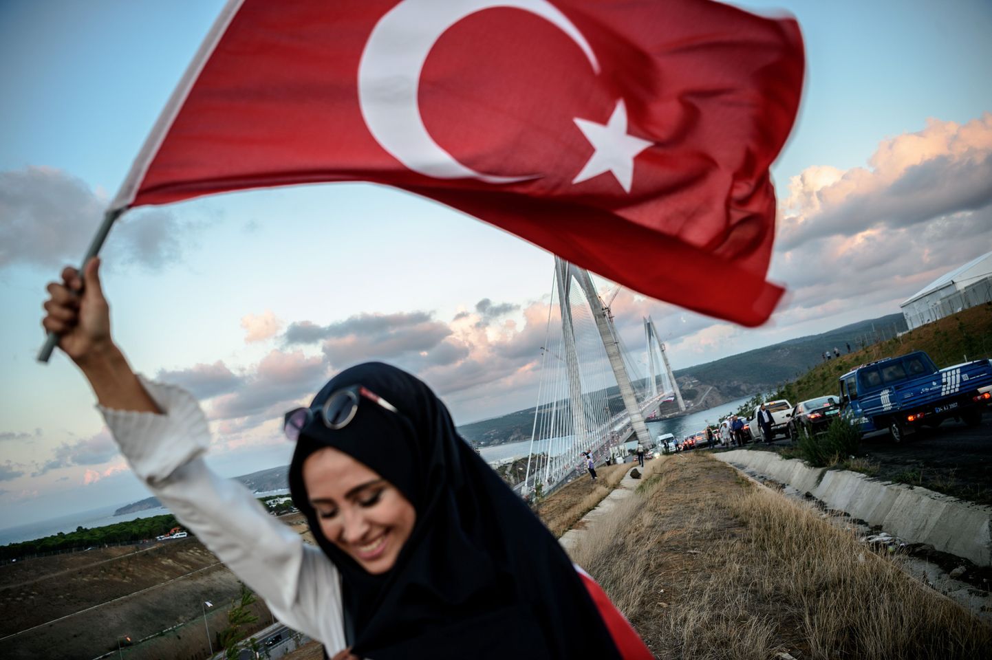 Naine Türgi lippu hoidmas.