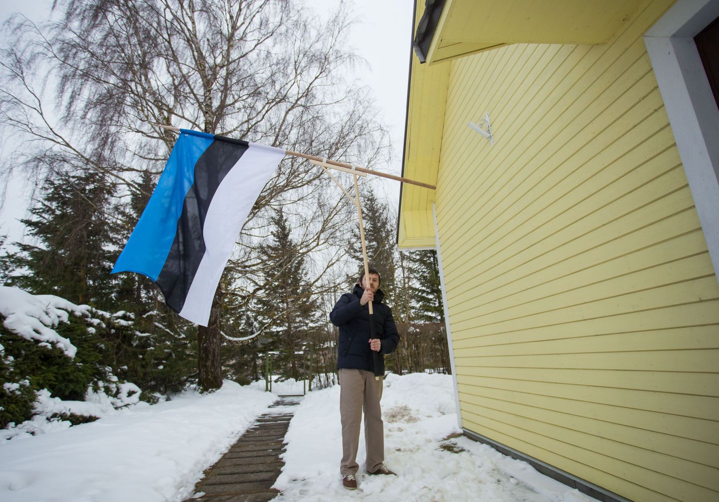 Nutipuidu juhatuse liige Martti Hütt demonstreerib ritva, millega saab lipu lihtsama vaevaga hoidjasse asetada.