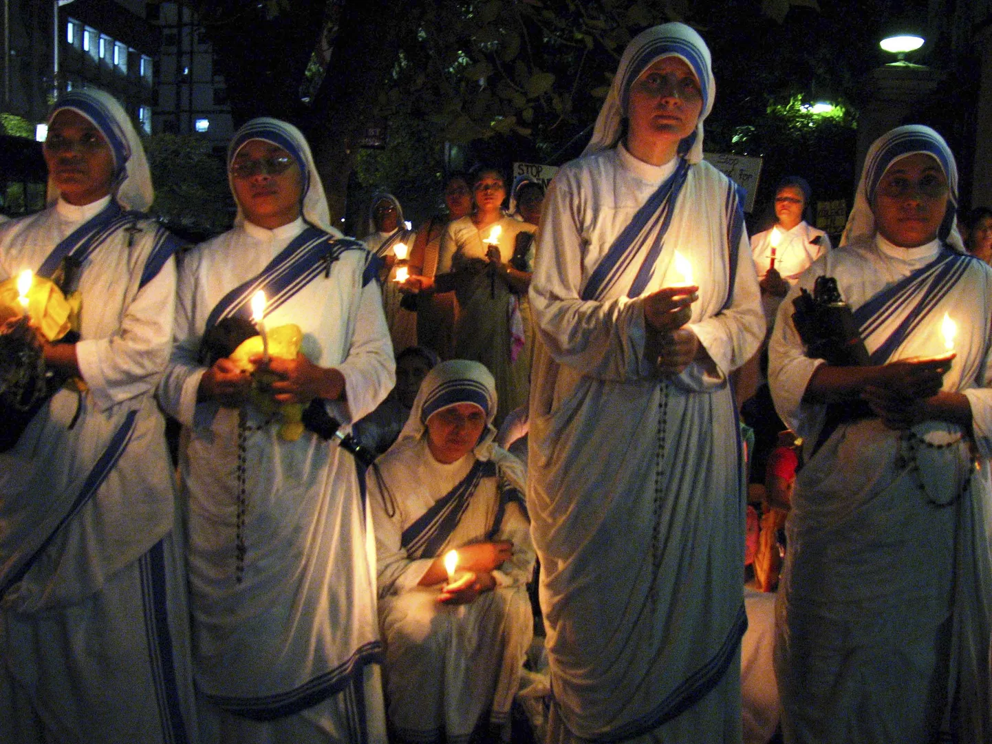 Kristlastest nunnad mälestamas konflikti ohvreid.