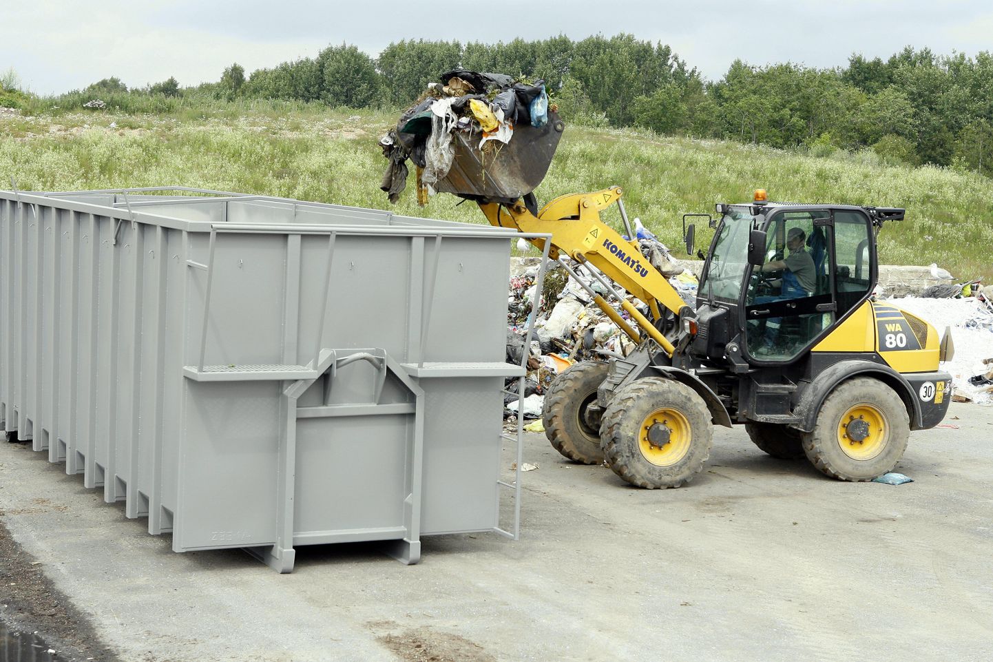 Viljandi prügilas laaditakse koppadega 30 kantmeetrit mahutavad konteinerid täis ja saadetakse Väätsa prügimäe poole.