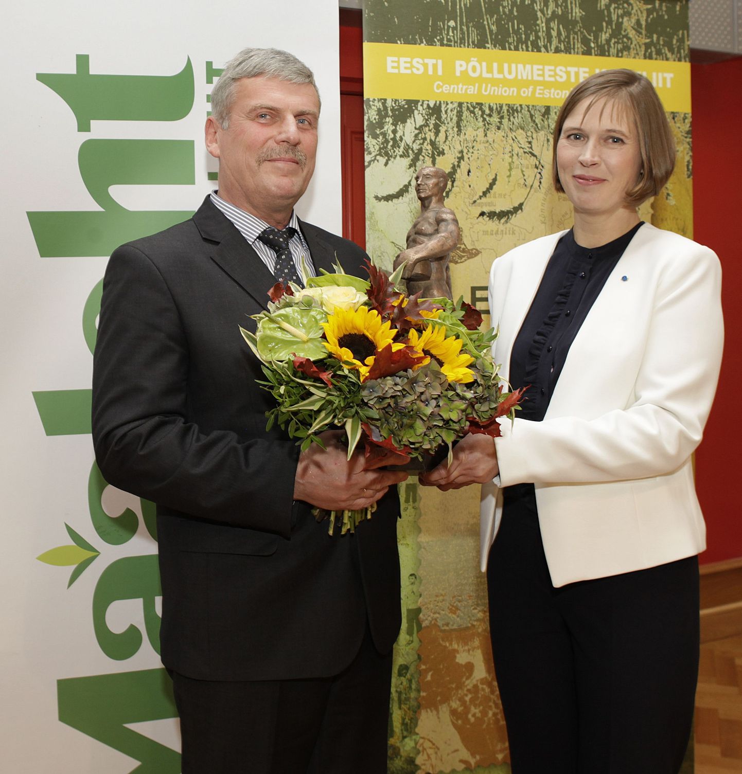 President Kersti Kaljulaid andis Aasta Põllumees 2016 tiitli üle Jõgevamaa piimatootjale Lembit Paalile.