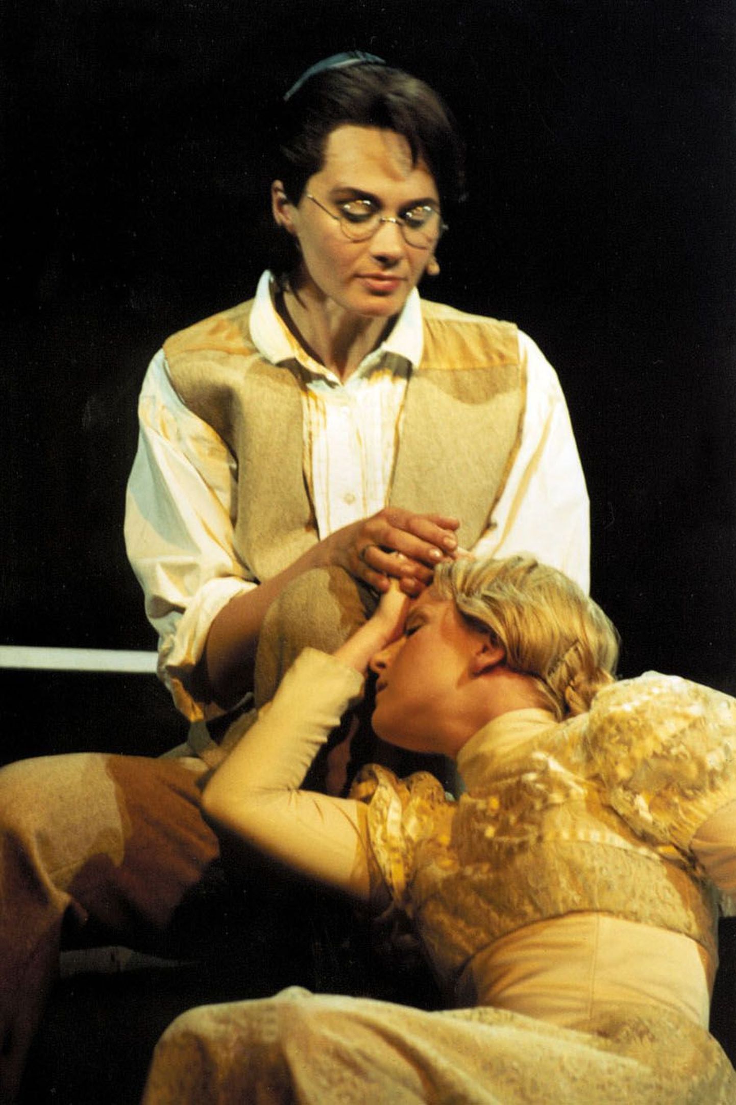 Piret Rauk ja Hilje Murel «Deemonis ja inglis». Selle Isaac Bashevis
Singeri jutustuse dramatiseeringu lavastas 2002. aastal Ugalas Mihhail
Tšumatšenko.