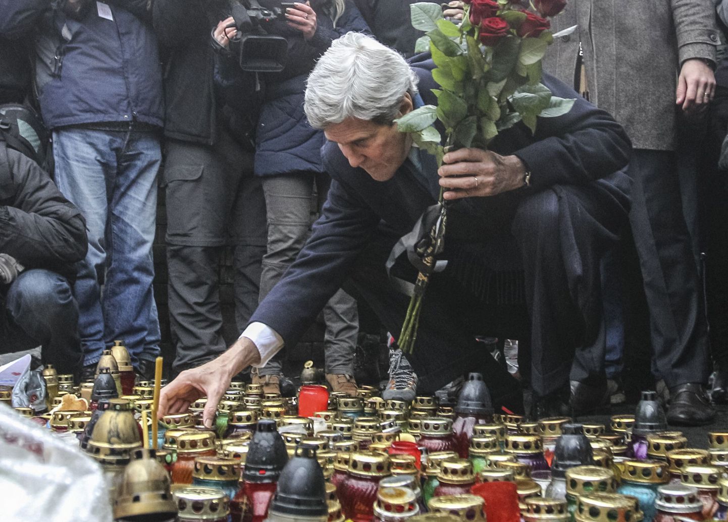 John Kerry süütamas Kiievis küünalt kokkupõrgetes hukkunud inimeste mälestuseks.