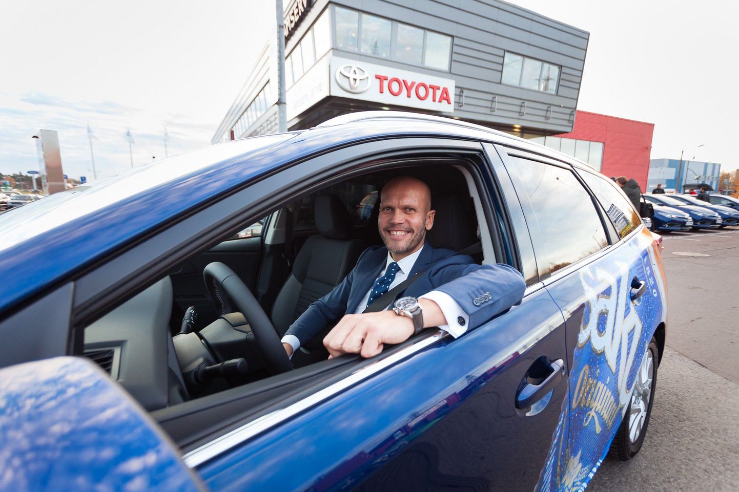 Saku õlletehase juht Margus Kastein firma värvides Toyota hübriidi roolis.