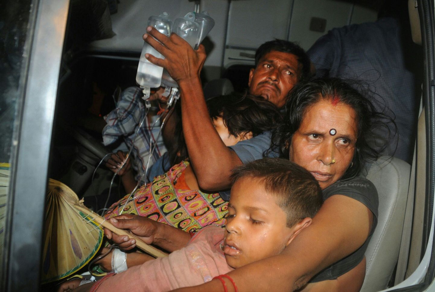 India perekond koos pojaga, kes jäi pärast koolitoidu söömist haigeks