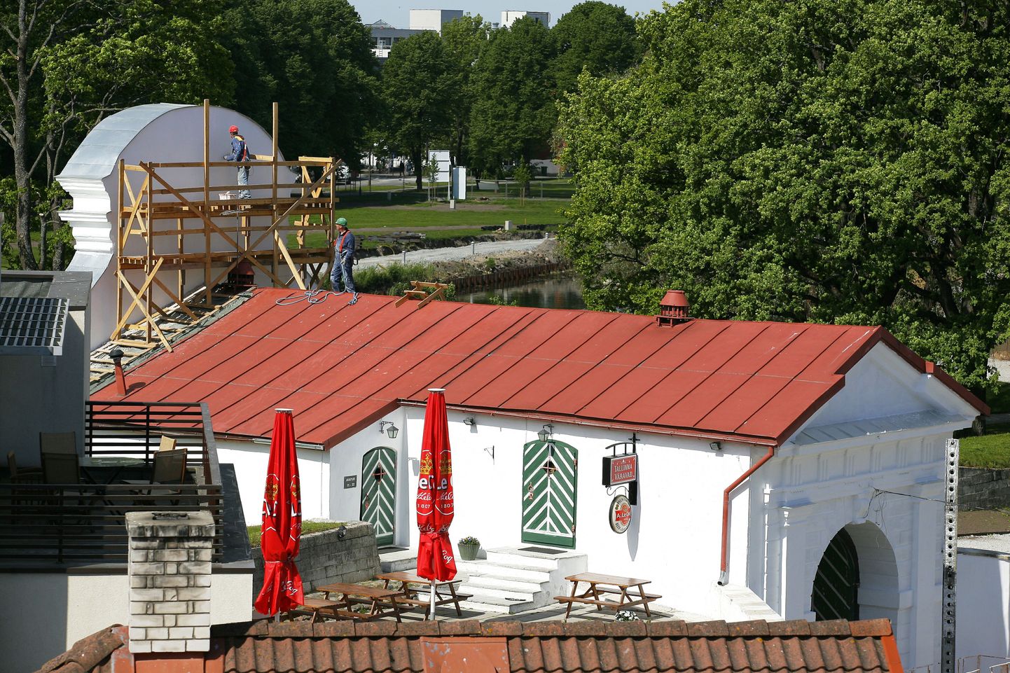 Pärnu linnavalitsus tahab Tallinna väravas asuva kohviku eest kõrgemat üüri saada.