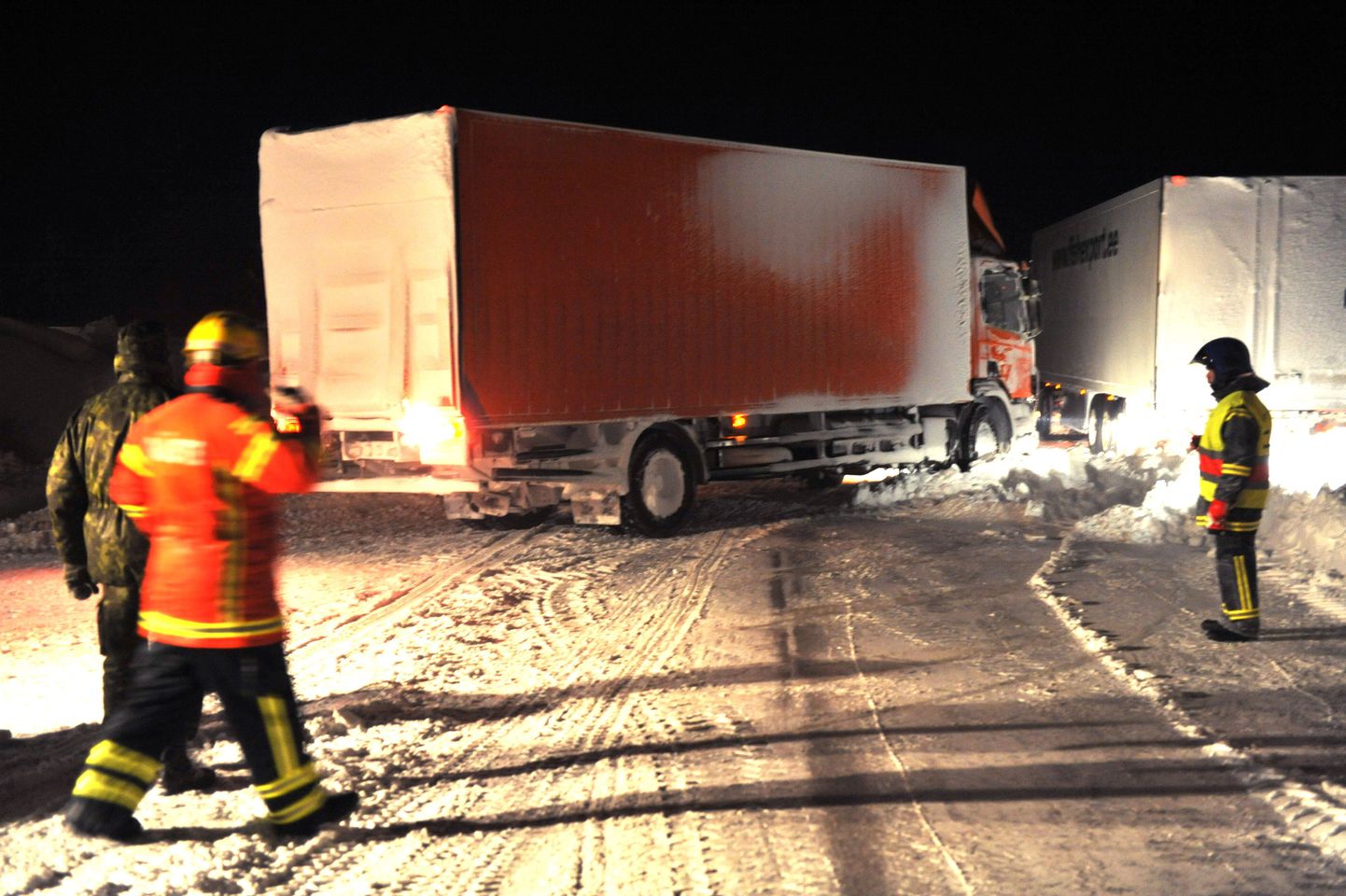 Застрявшие в снегу грузовики затрудняют движение.