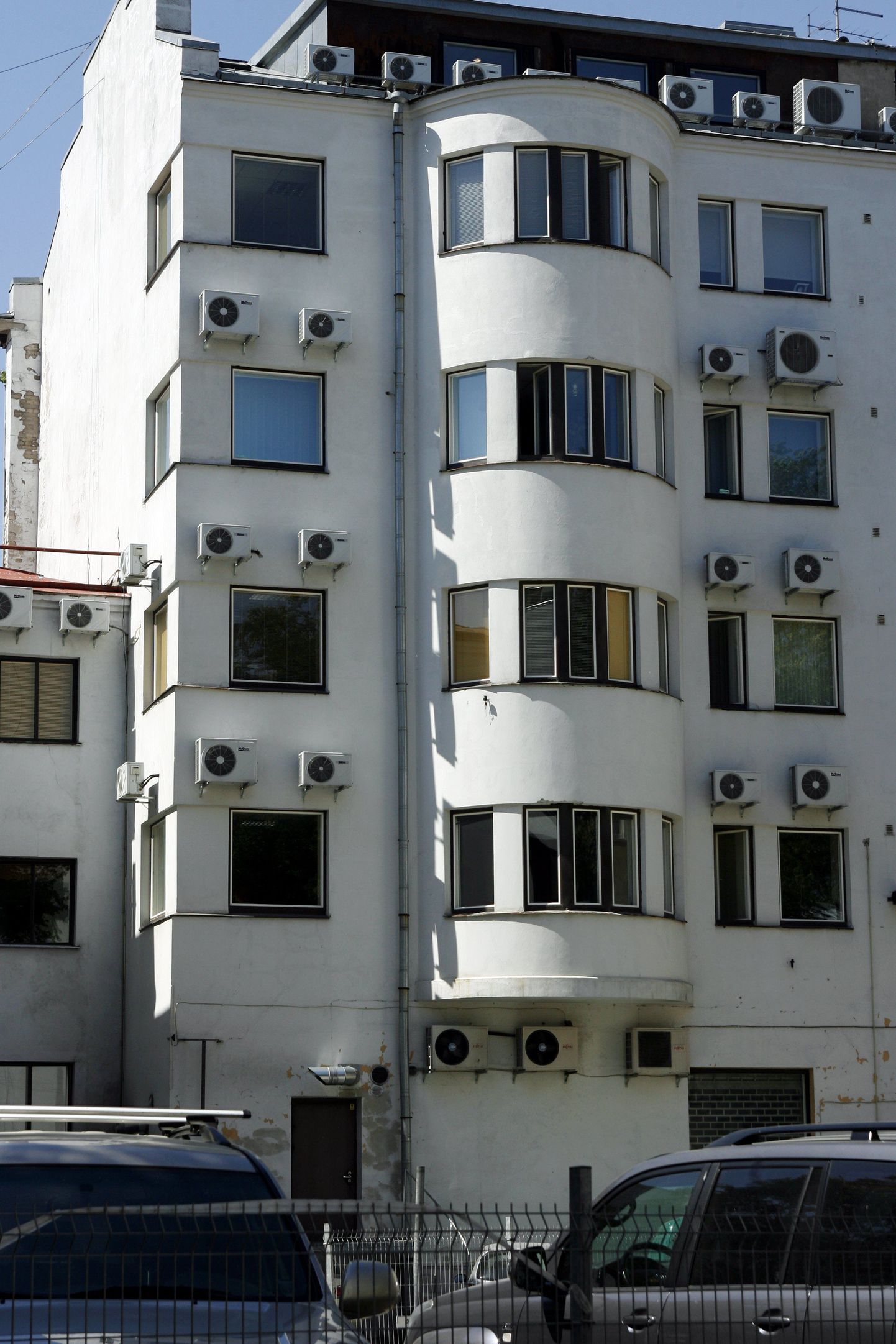 Kliimaseadmeid täis hoone Tallinnas.