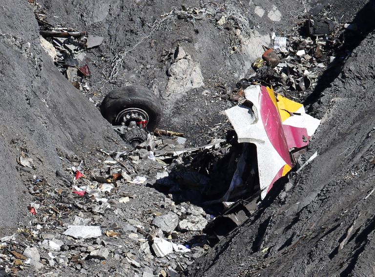 Kiirusel 700 km/h vastu mäge põrutanud lennukist on alles vähe suuremaid tükke.           Foto: Scanpix