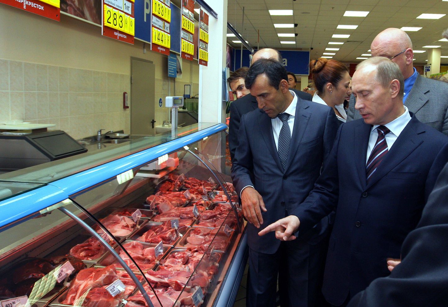 Vladimir Putin uudistamas Moskva Perekrestoki kaubanduskeskuse lihaletti.