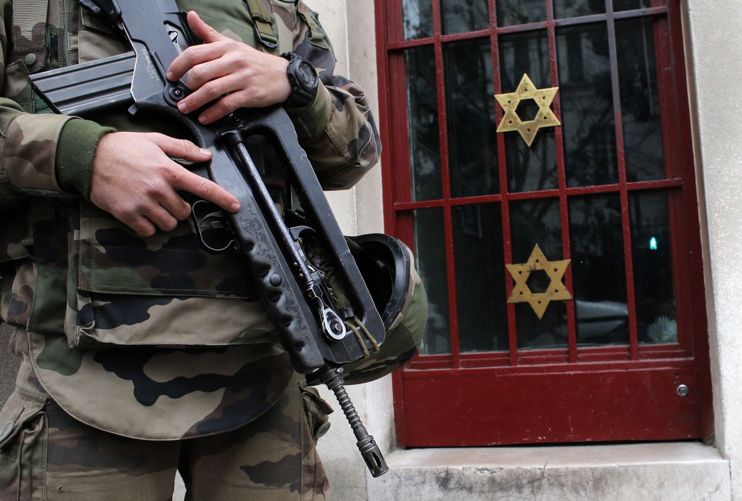 Prantsuse sõdur Neuilly sur Seine´is asuva sünagoogi ees.