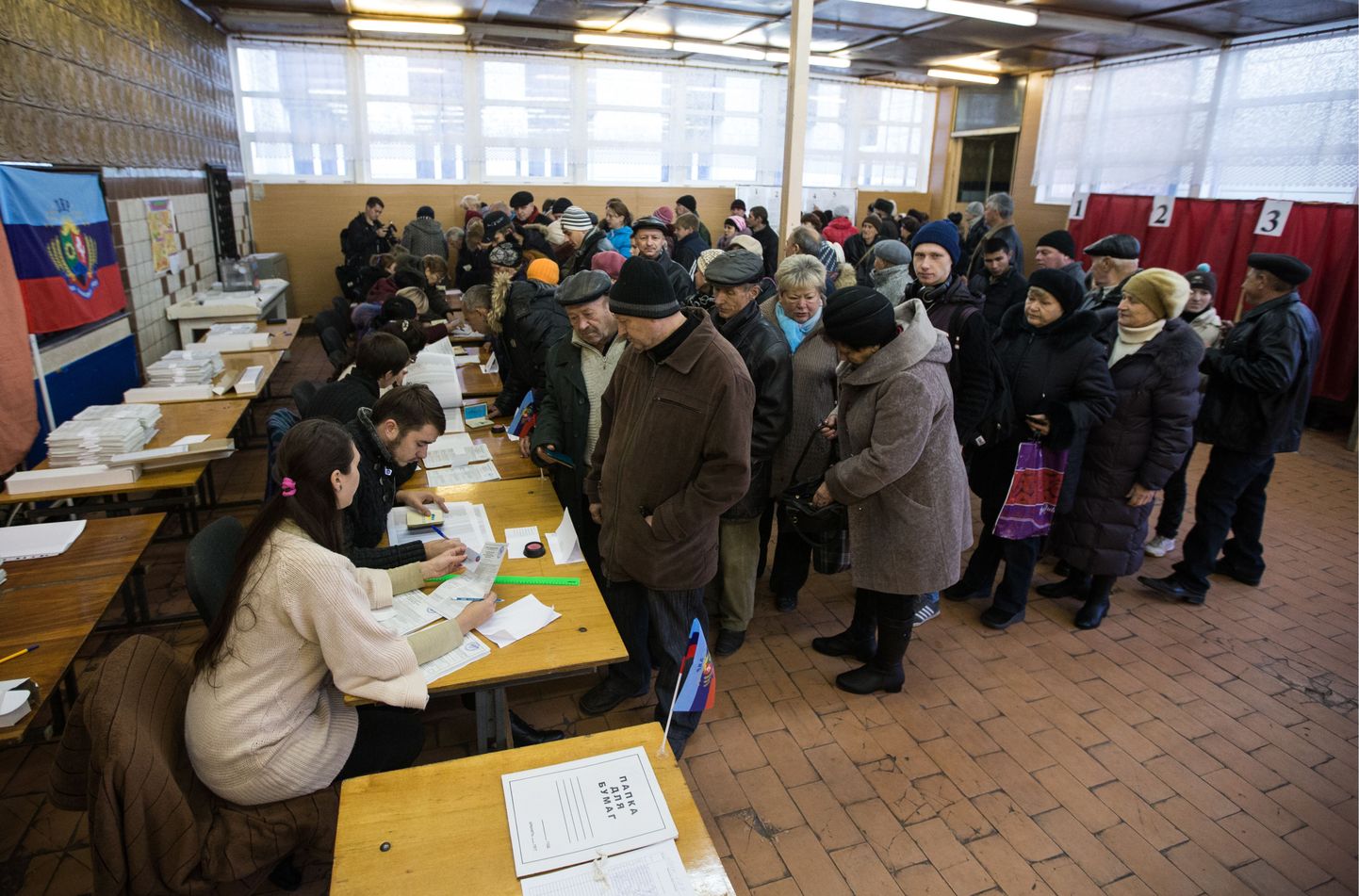 Tunglemine ühes Luganski valimisjaoskonnas.