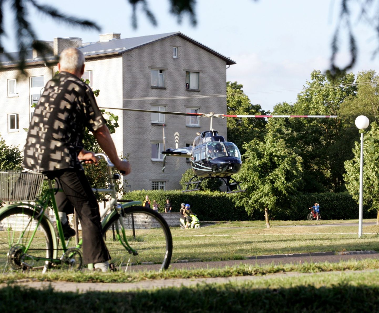 Helikopter maandus Rakveres laste mänguväljakule.