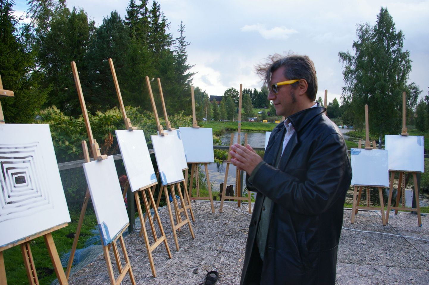 Poola üks väljapaistvaimaid nüüdisluuletajaid Adam Wiedemann külastas mullu suvel Eestit ja maalis Kavastu külas Kazimir Malevitši teose «Must ruut» ainelise oma teose. Tühjad lõuendid fotol ootasid maalima tema eesti kolleege.