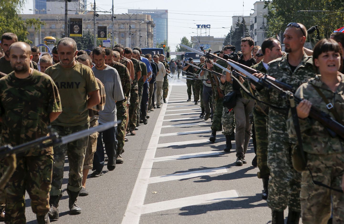Terroristid sundisid vangistatud Ukraina valitsusvägede sõdureid marssima Donetski kesklinnas.
