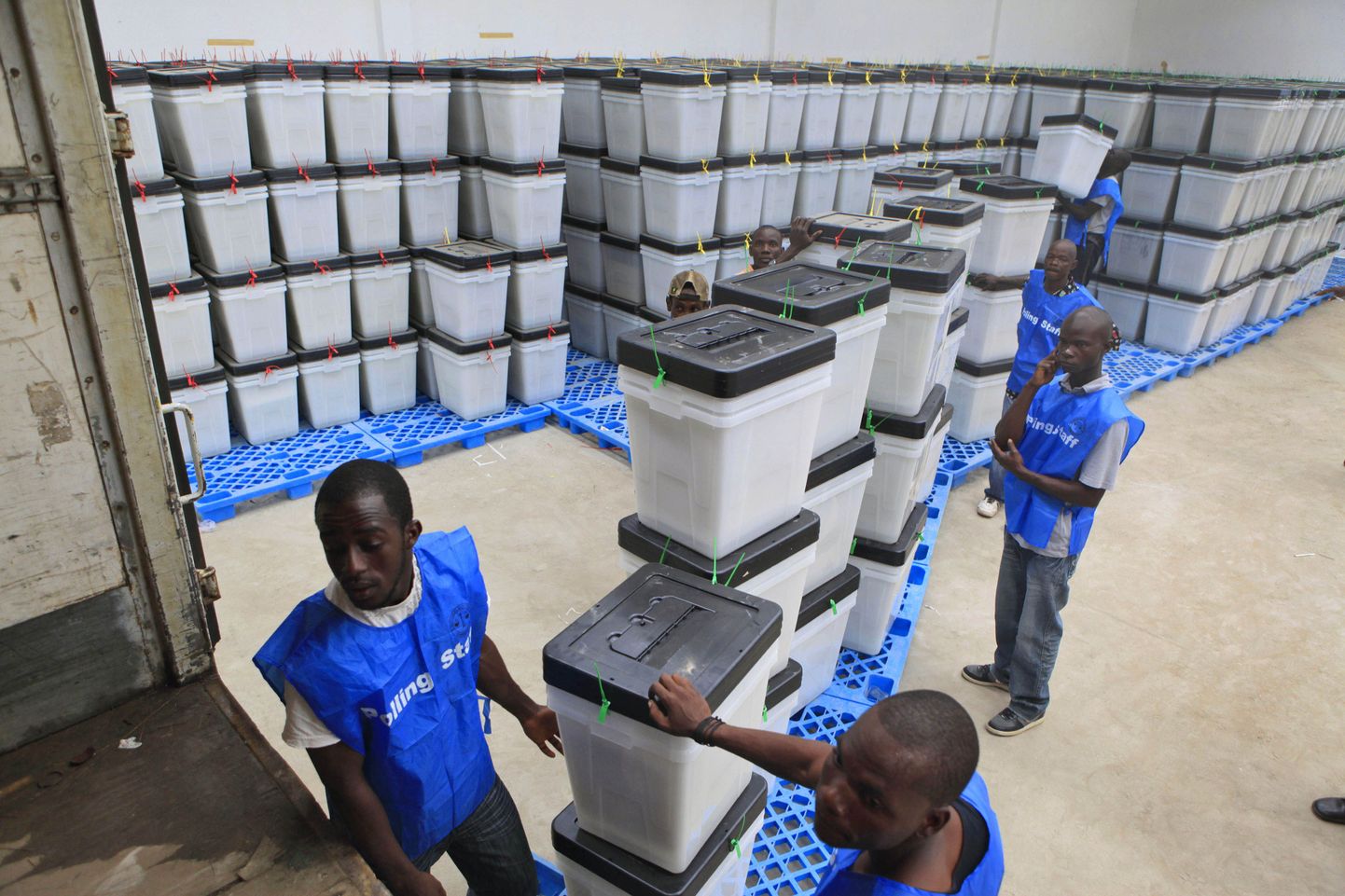 Libeeria valimistega seotud ametnikud hääletussedelite kastidega.