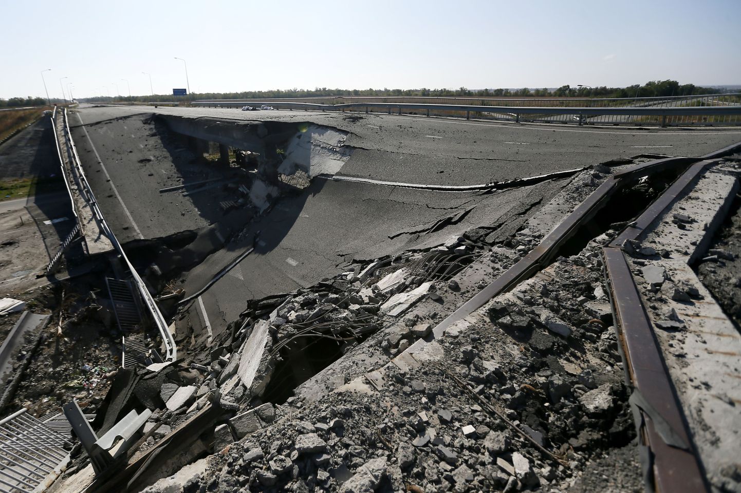 Üks paljudest purunenud maanteesildadest Ida-Ukrainas Luganski oblastis.