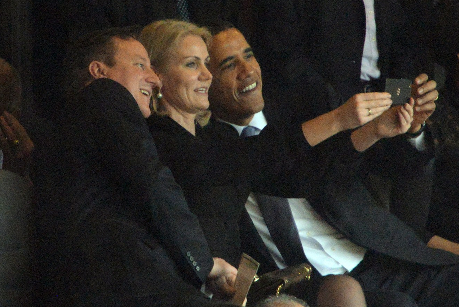 Suurbritannia peaminister David Cameron, Taani peaminister Helle Thorning-Schmidt ja USA president Barack Obama Nelson Mandela ärasaatmisel Johannesburgis lõbutsemas.