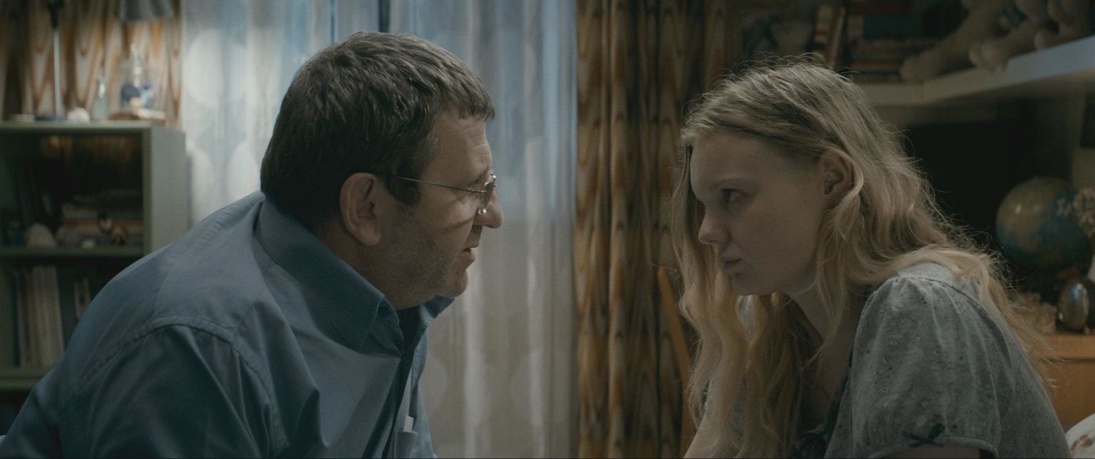 Isa Romeo (Adrian Titieni) on oma andeka tütre Eliza (Maria-Victoria Dragis) tuleviku nimel kõigeks valmis.
