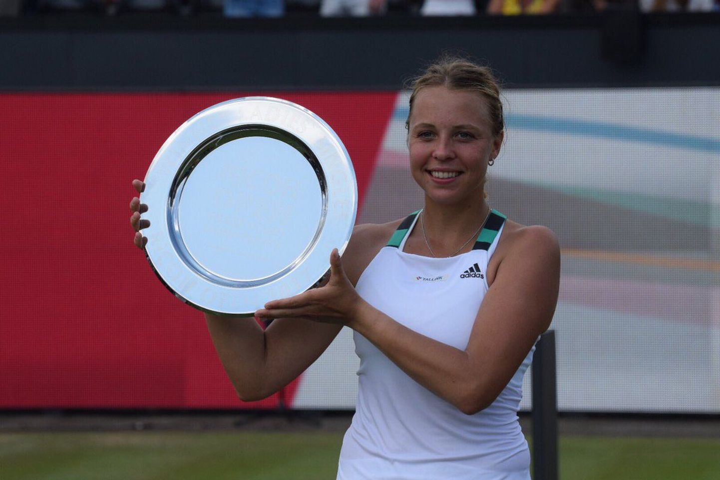 Anett Kontaveit rõõmustamas karjääri esimese WTA-turniirivõidu üle.