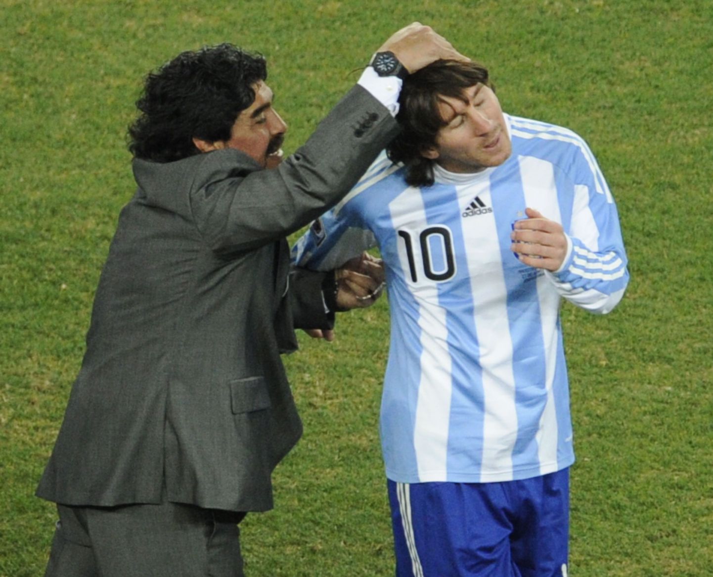 Lionel Messi (paremal) ja Diego Maradona