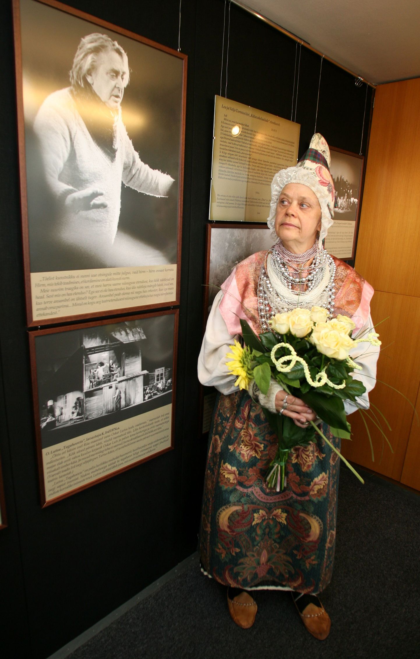 Vanemuises tähistati kunagise peanäitejuhi Kaarel Irdi 100. sünniaastapäeva näituse avamise ja raamatu tutvustamisega (pildil Kaarel Irdi tütar Mari Ird, kes koostas näituse).
