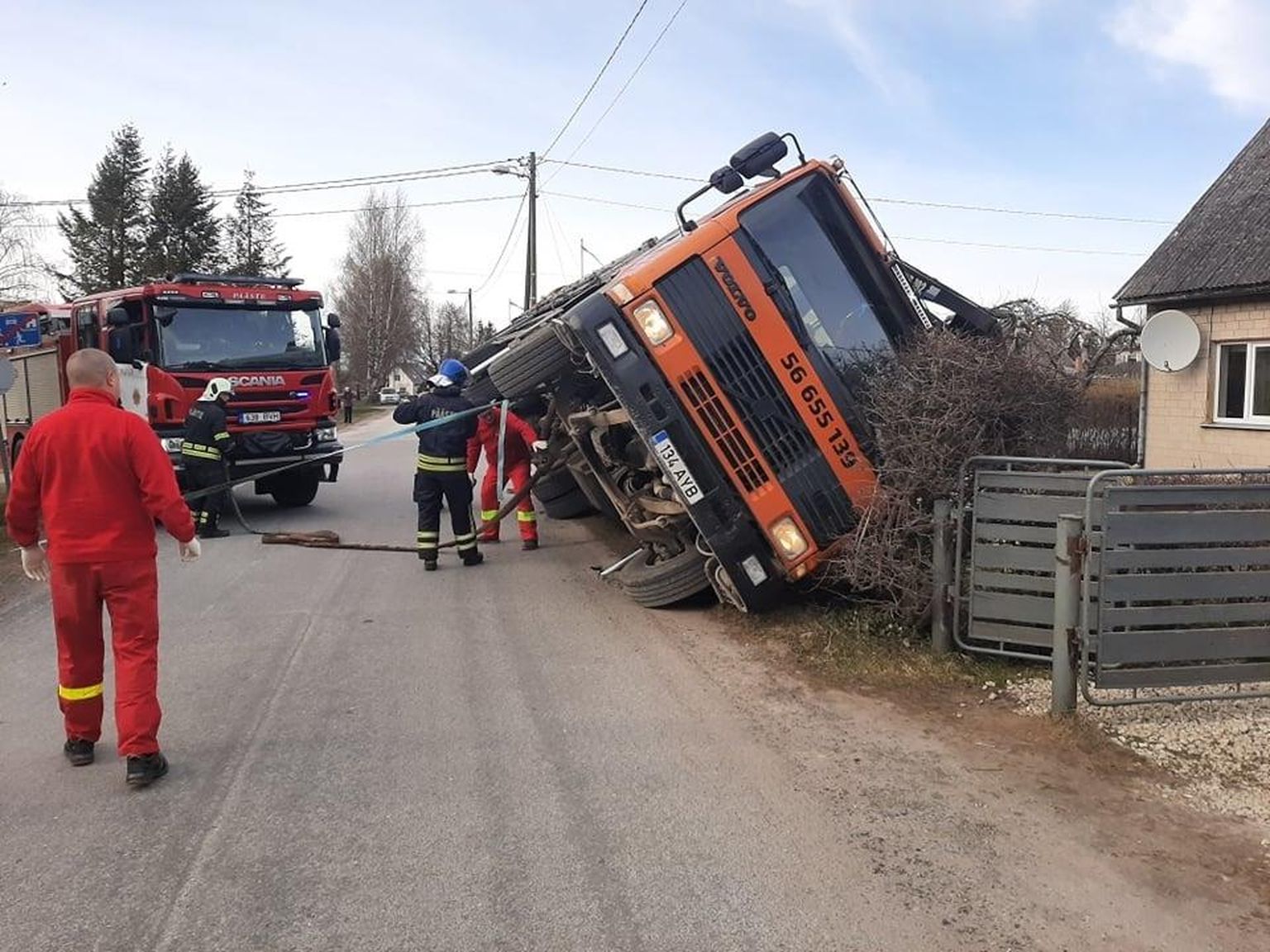 Viljandimaal Viiratsi alevikus vajus veok külili ning mees jäi selle ja heki vahele kinni. Õnneks pääses ta vigastusteta. foto: erakogu