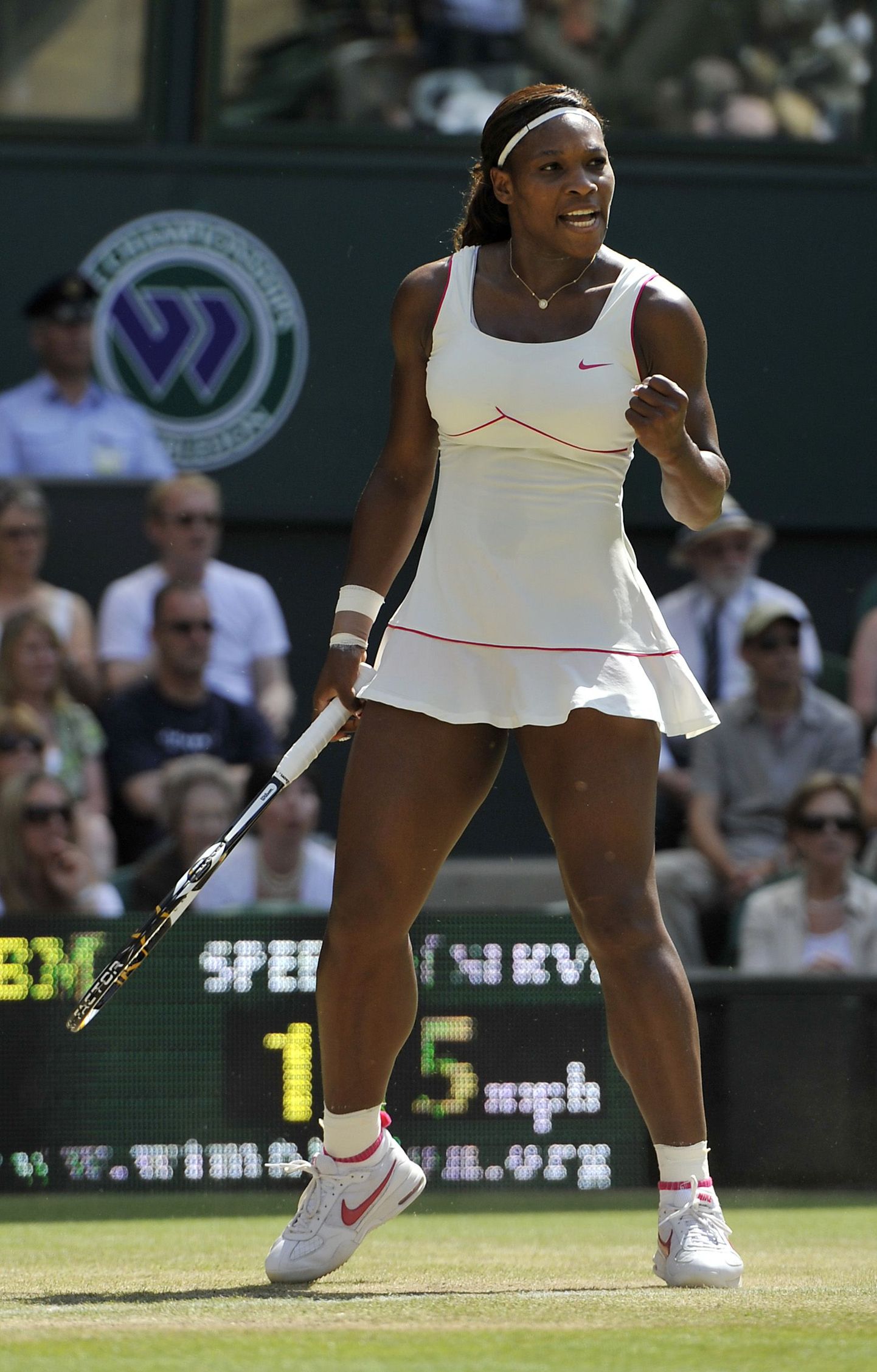Serena Williams jõudis kindlalt poolfinaali.