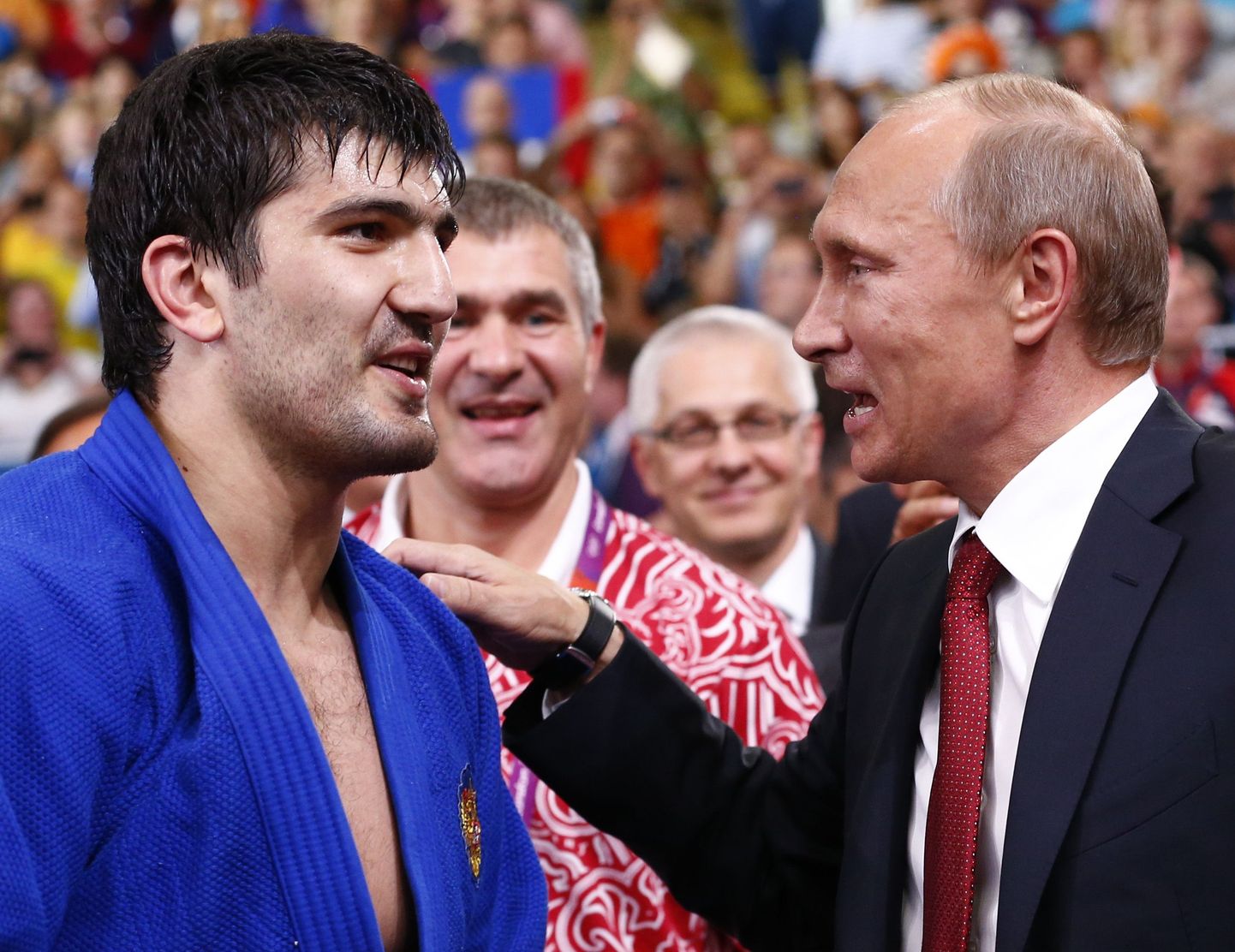 Vladimir Putin (paremal) õnnitlemas Tagir Haibulaevit.