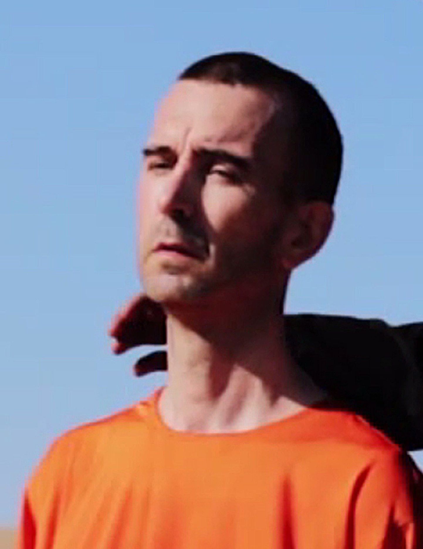 Ekraanitõmmis videost Briti humanitaarabitöötaja David Haines'i hukkamisest.