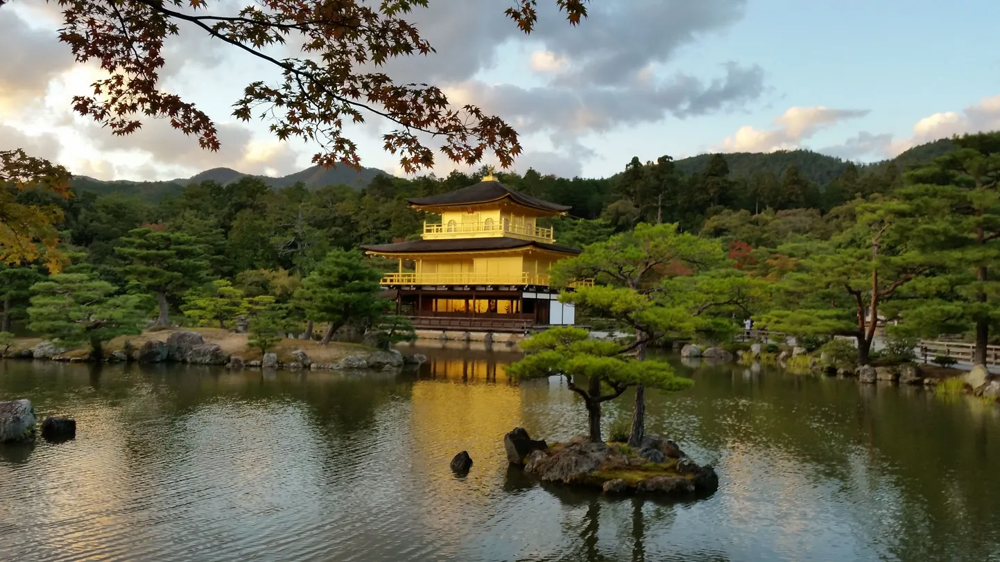Кинкаку-дзи или "Золотой павильон" в городе Киото.