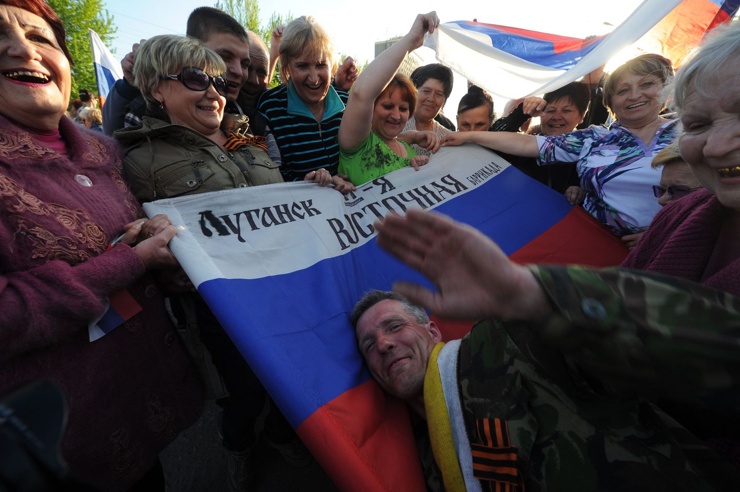 Föderatsiooni poolehoidjad Ukrainas Luganskis 27. aprillil toimunud demonstratsioonil.