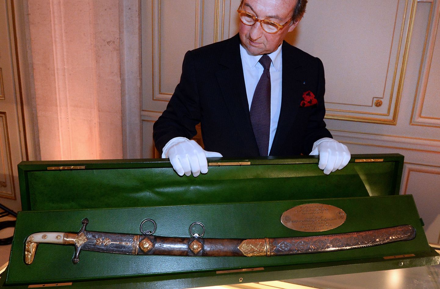 Prantsuse oksjonikorraldaja Jean-Pierre Osenat näitamas kullast ja elevandiluust mõõka
