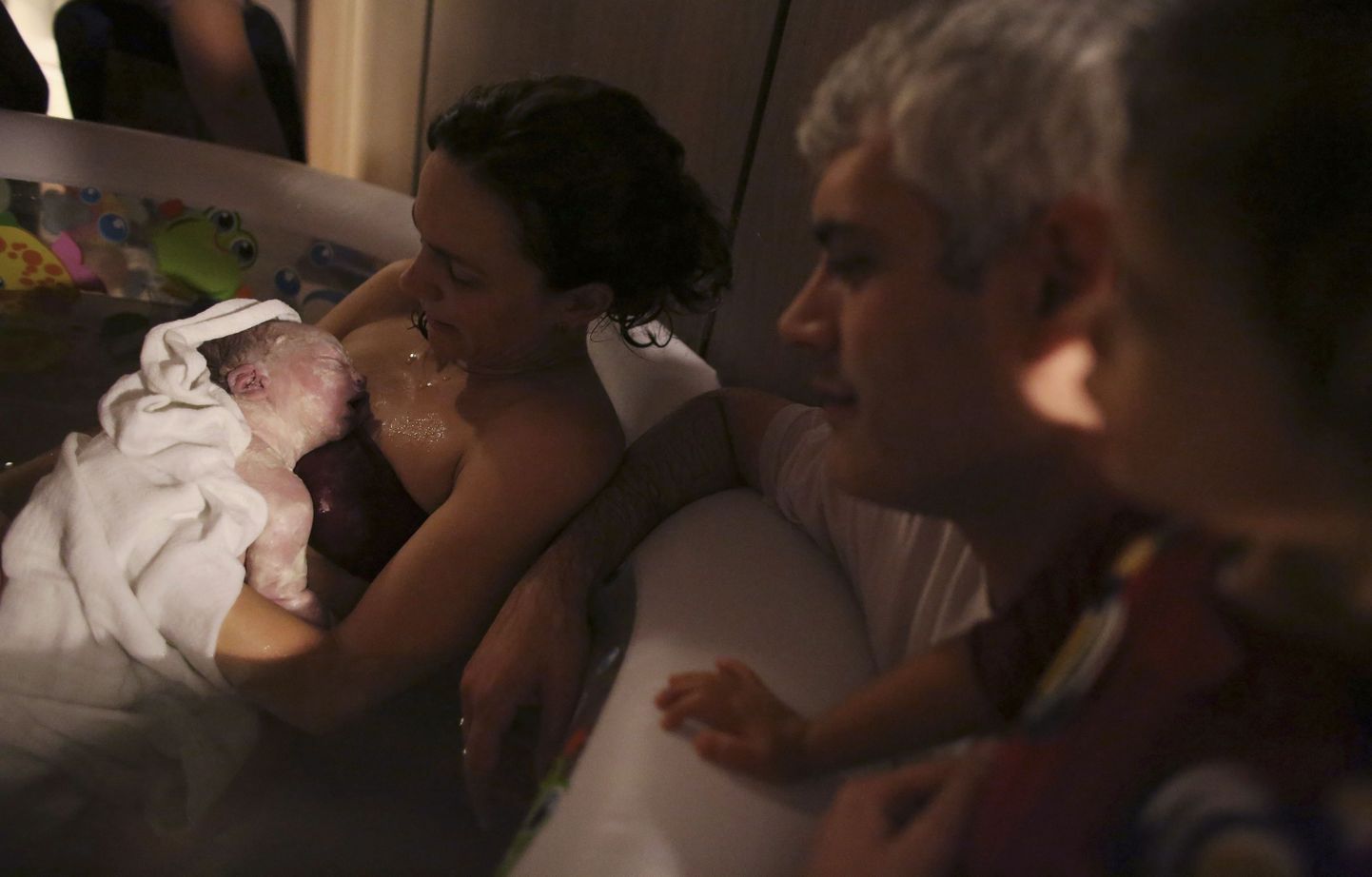 Manuela Mitre hoiab süles oma äsja sündinud poega Gaeli. Manuela otsustas sünnitada soojas vees, et beebil oleks sündides kergem kohaneda. Pilt on tehtud Sao Paulos 6. novembril 2013.