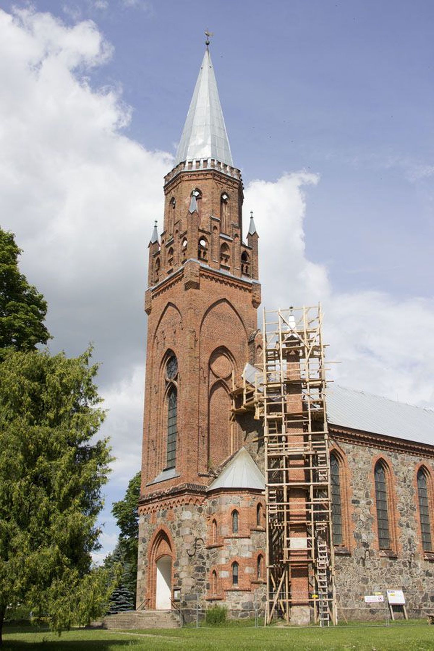 Pauluse kiriku ümber seisavad tellingud, et suve lõpuks saaksid korda kolm torni ja läänepoolne katuseviil.