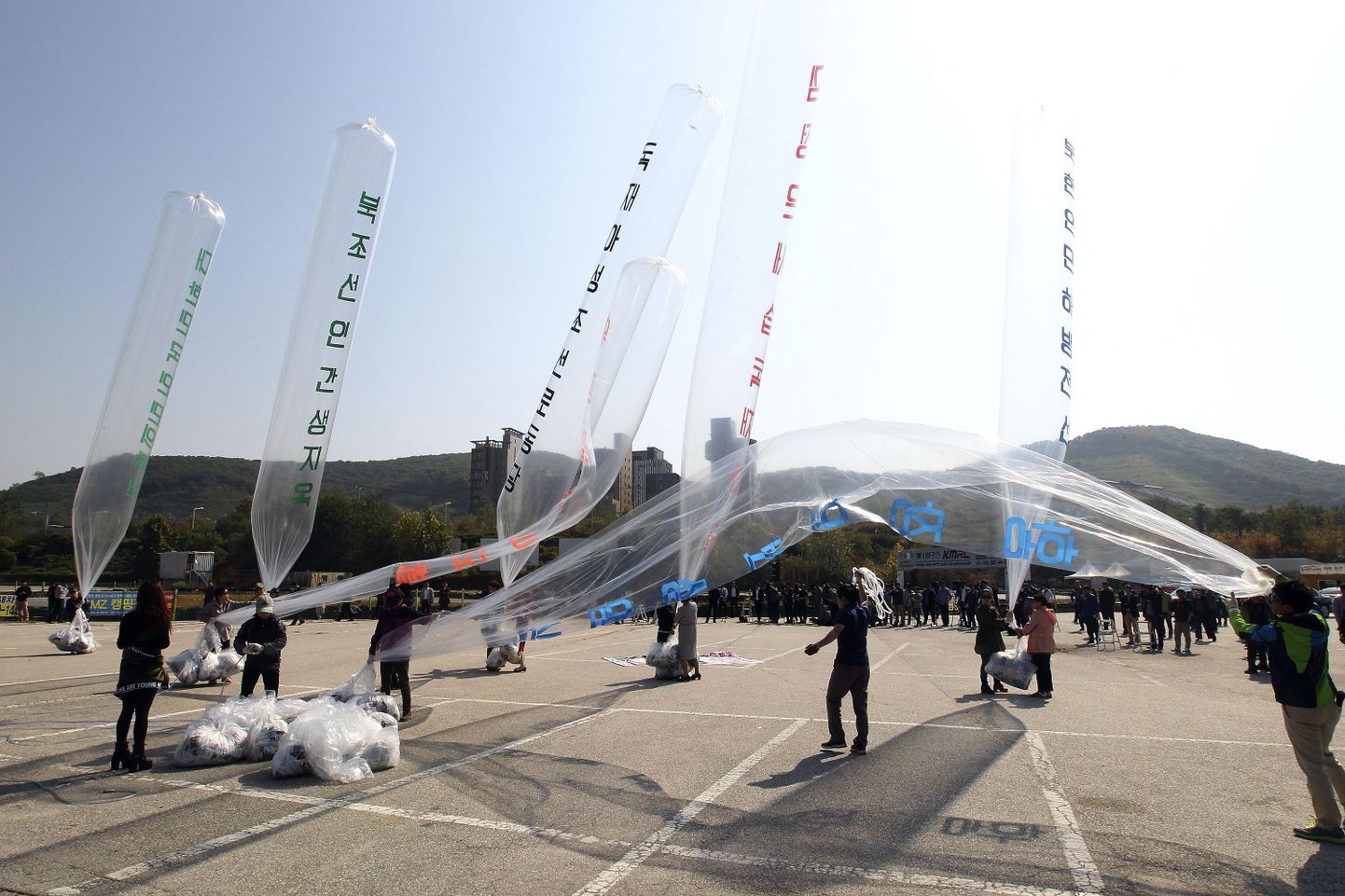 Lõuna-Korea aktivistid eelmise aktsiooni ajal lendlehtedega õhupalle teele saatmas.