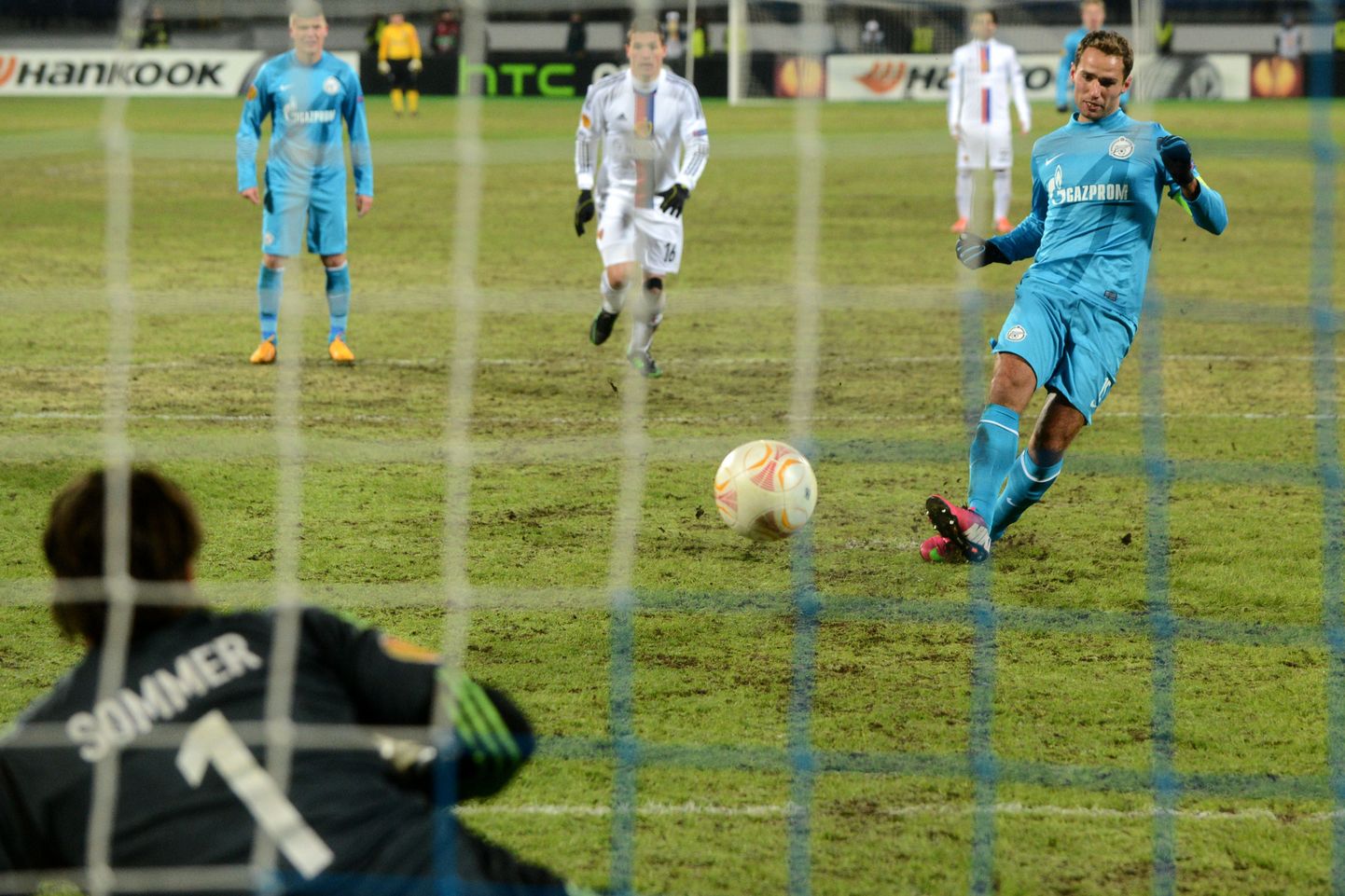 Роман Широков пробивает пенальти в матче с "Базелем".