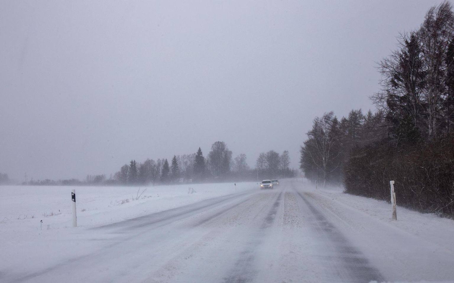 Teeolud on jätkuvalt rasked ja transpordiamet soovitab möödasõite vältida.