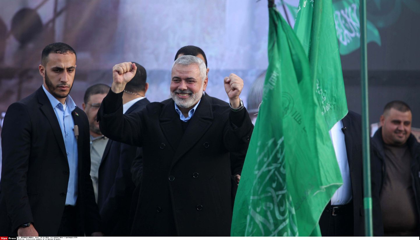 Hamasi juht Ismail Haniya(keskel) liikumise 27. aastapäeval.