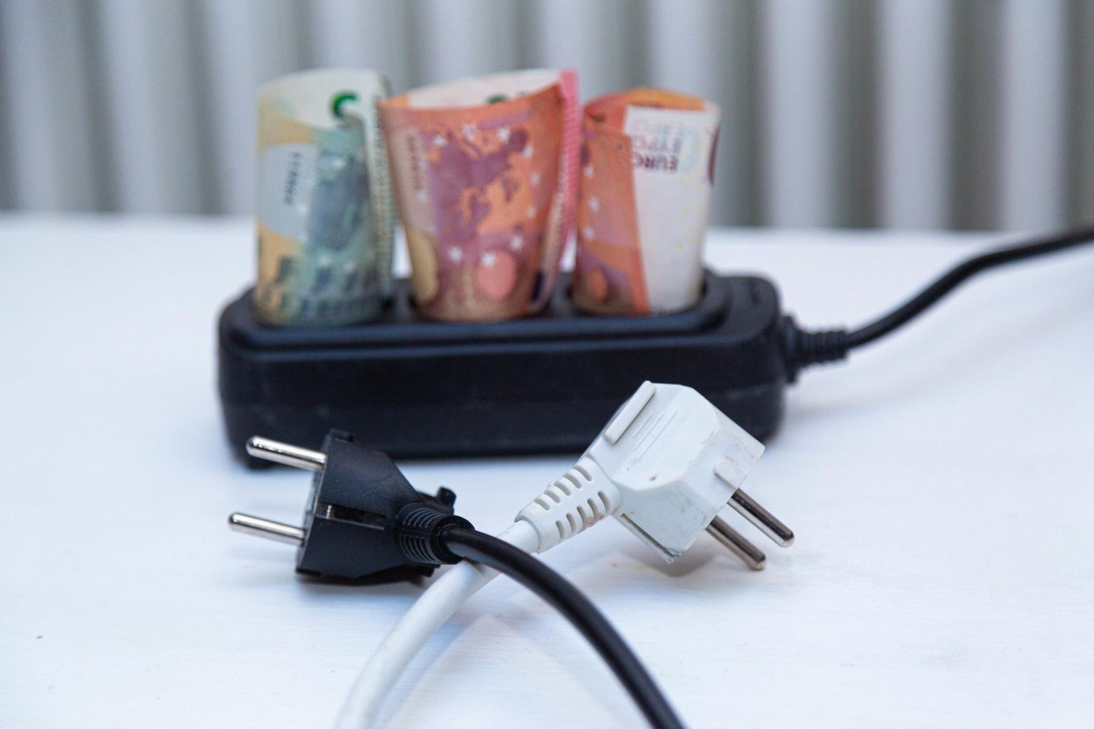 Hüppeliselt kasvanud elektriarved neelavad inimeste kontodelt seninägemata summasid.