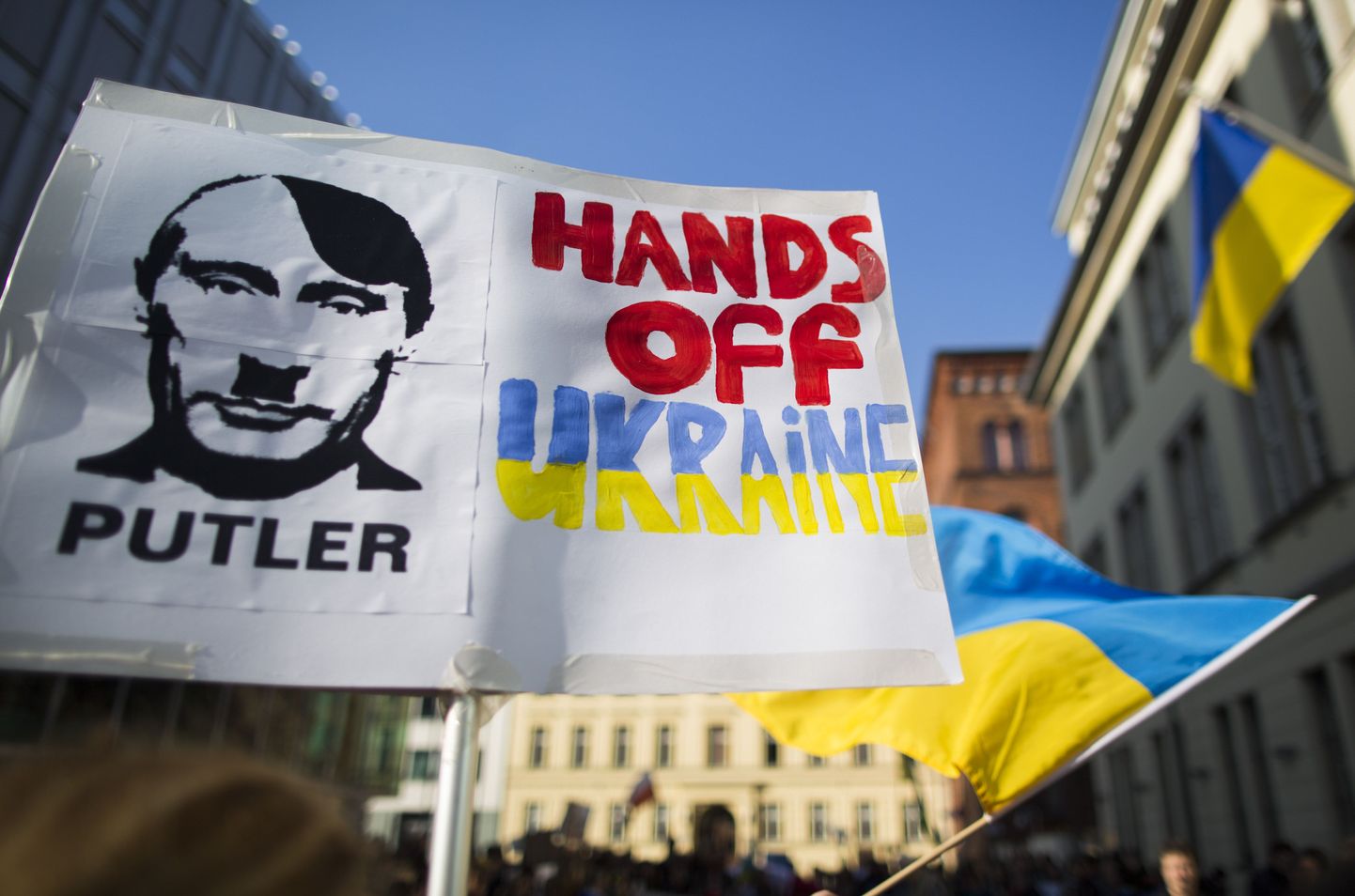 Aktivistid võrdlevad Putinit Hitleriga Ukraina saatkonna ees Berliinis.