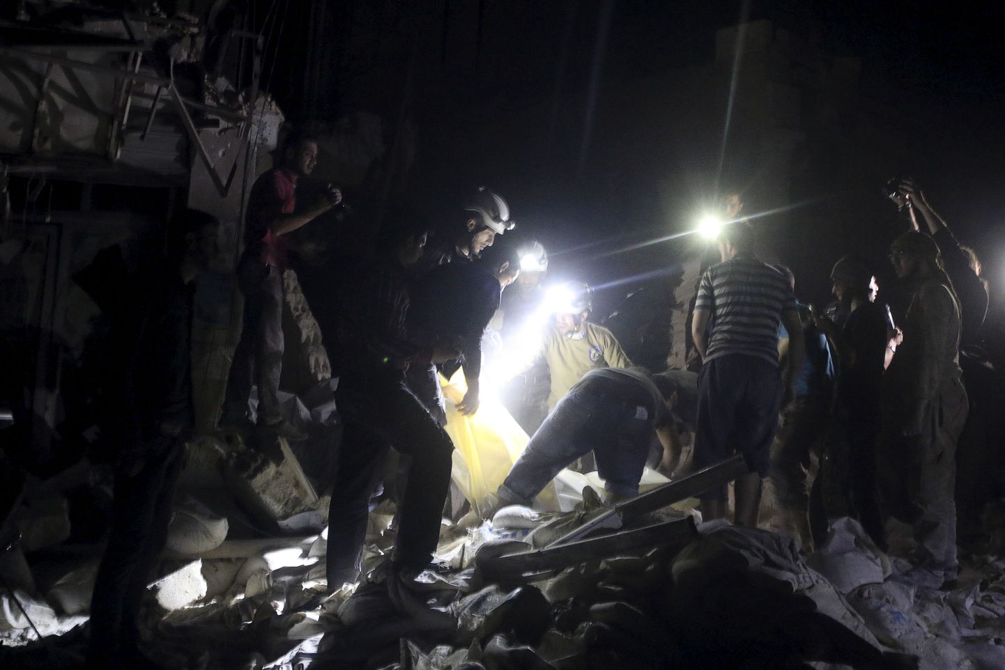 Tsiviilkaitsetöötajad üritavad pärast Qudsi haiglat tabanud õhulööki rusudest ohvreid leida.