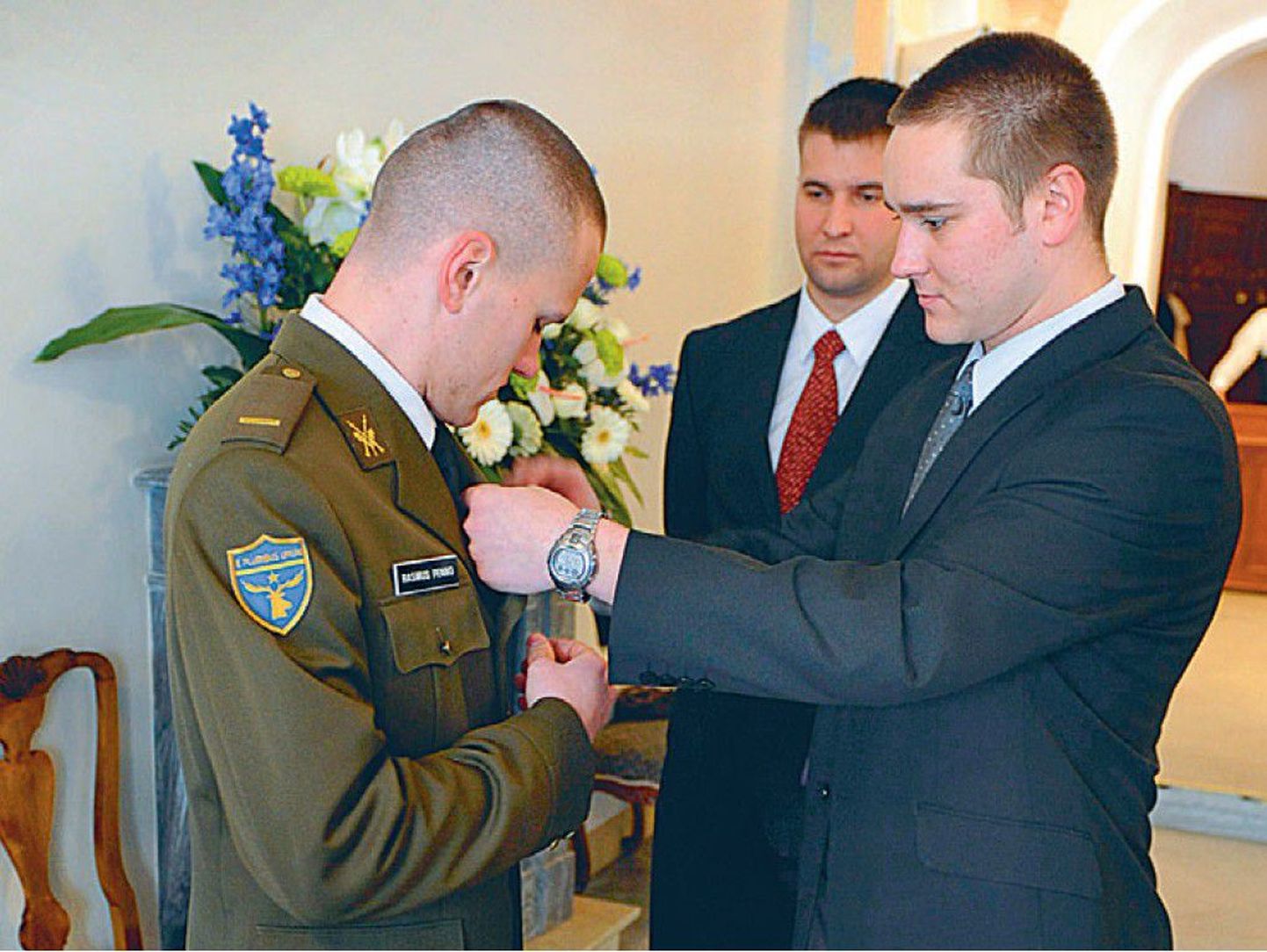 Mullu märtsis välismissioonil Afganistanis plahvatuses jalad kaotanud kapral Rasmus Penno pälvis Kotkaristi kuldristi mõõkadega.