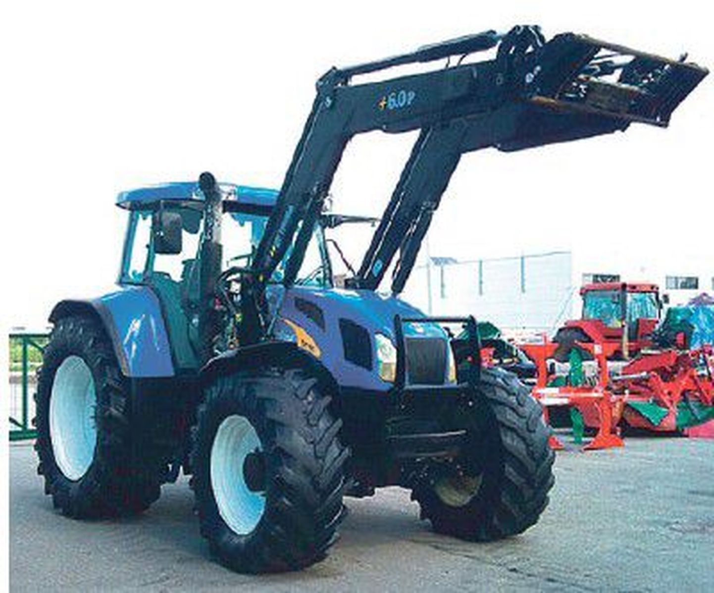 Pildil olev traktor New Holland TVT 195 on AS Dotnuvos Projektai veebiküljel müügis 49 000 euroga (hinnale lisandub käibemaks). Tegemist on 2007. aasta traktoriga, mis on läbinud 4495 töötundi.