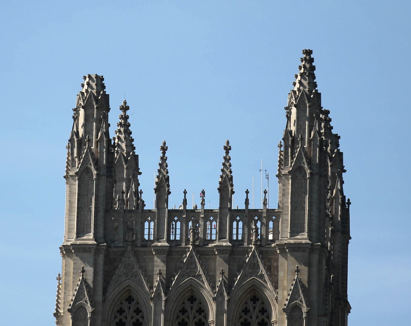 Washingtoni riikliku katedraali kesktorn kaotas maavärinas mitu tornitippu.