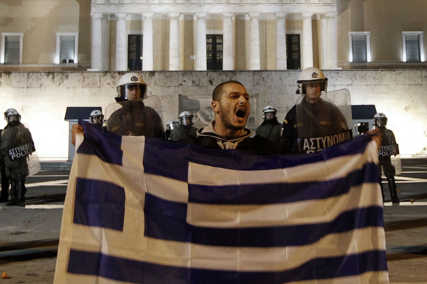 Meeleavaldaja täna Ateenas parlamendihoone ees valitsuse säästukava vastu meelt avaldamas.